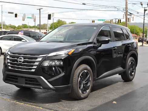 Used 2024 Nissan Rogue SV image 3