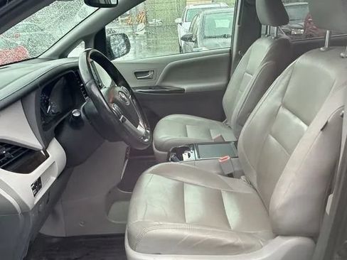 Used 2018 Toyota Sienna XLE w/ XLE Navigation Package FWD image 19