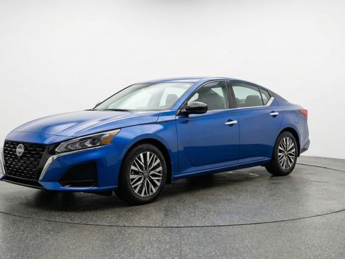 Used 2025 Nissan Altima 2.5 SV image 3