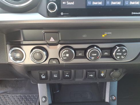 Used 2020 Toyota Tacoma TRD Sport w/ Technology Package image 18