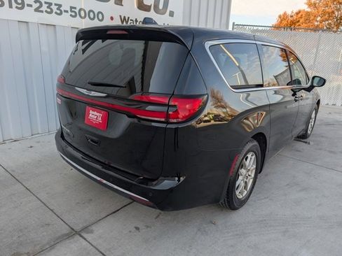 Used 2024 Chrysler Pacifica Touring-L image 21