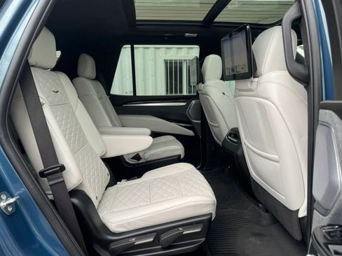 Used 2025 Cadillac Escalade Sport Platinum w/ LPO, Floor Liner Package AWD/4WD image 30
