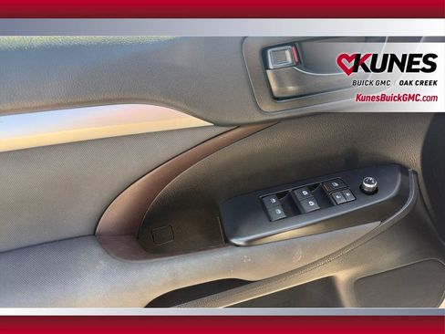 Used 2019 Toyota Highlander LE FWD image 21