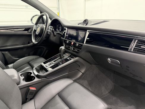 Certified 2024 Porsche Macan AWD/4WD image 24