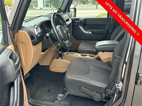 Used 2014 Jeep Wrangler Unlimited Sahara image 14