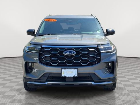 Used 2025 Ford Explorer Platinum AWD/4WD image 2