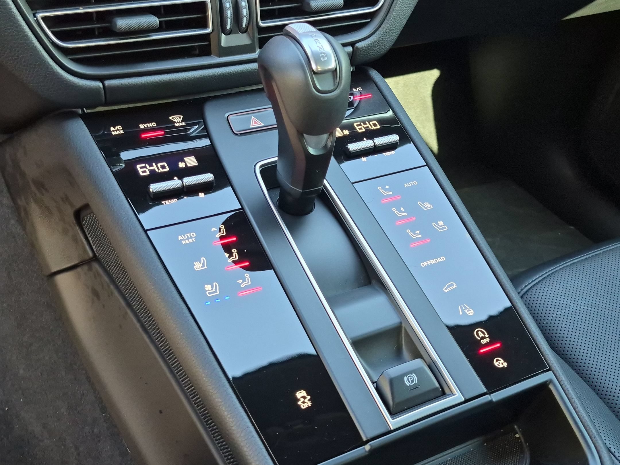Certified 2026 Porsche Macan AWD/4WD image 16
