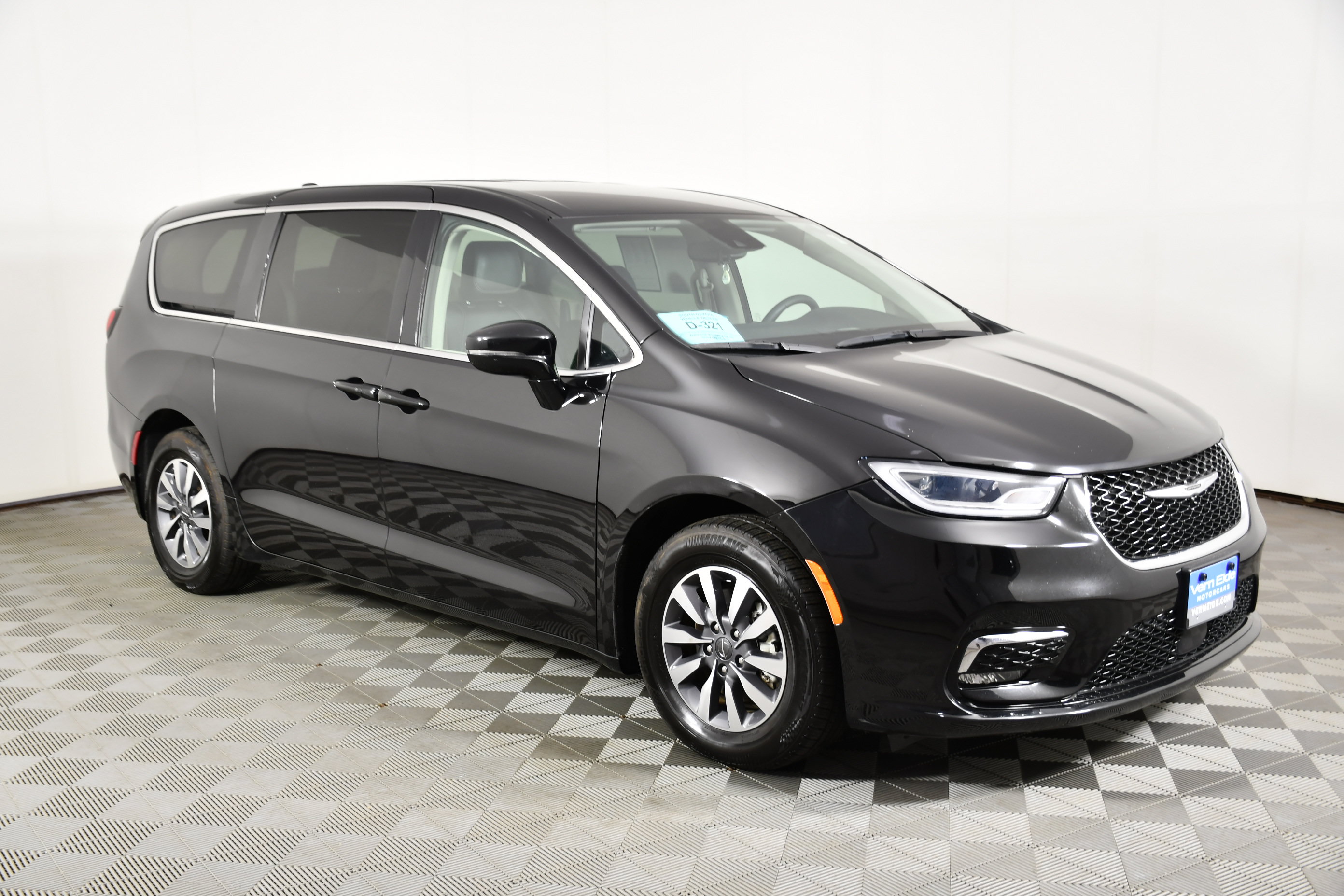 Used 2024 Chrysler Pacifica Limited FWD image 4