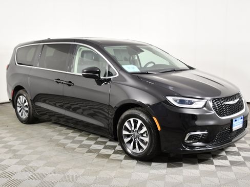 Used 2024 Chrysler Pacifica Limited FWD image 4