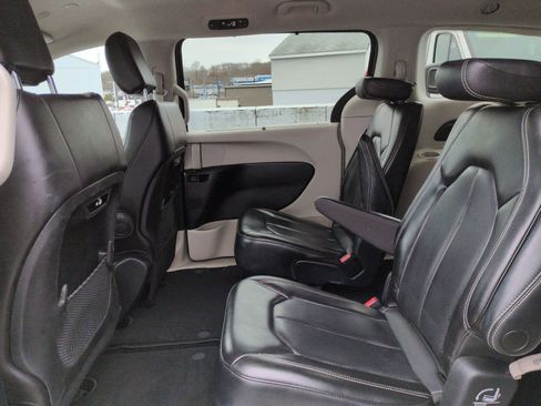 Used 2023 Chrysler Pacifica Touring-L image 11