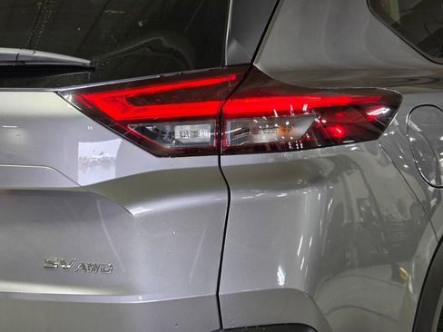 Used 2023 Nissan Rogue SV image 12