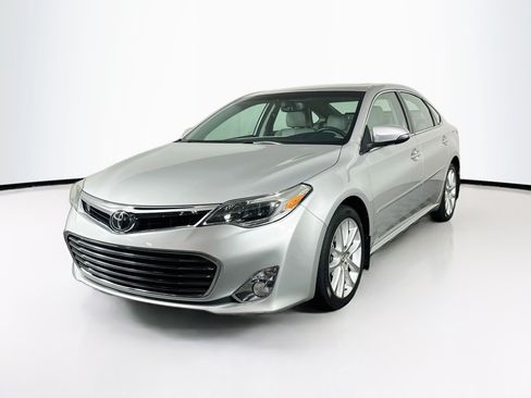Used 2013 Toyota Avalon Limited w/ Technology Pkg FWD image 3