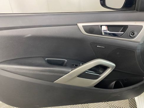 Used 2013 Hyundai Veloster w/ Style Pkg image 11