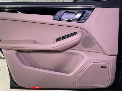 Used 2025 Porsche Macan image 37
