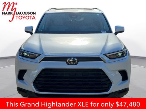Used 2025 Toyota Grand Highlander AWD image 3