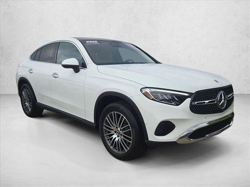 Used 2025 Mercedes-Benz GLC 300 4MATIC image 3