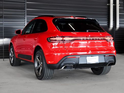 Certified 2022 Porsche Macan image 3