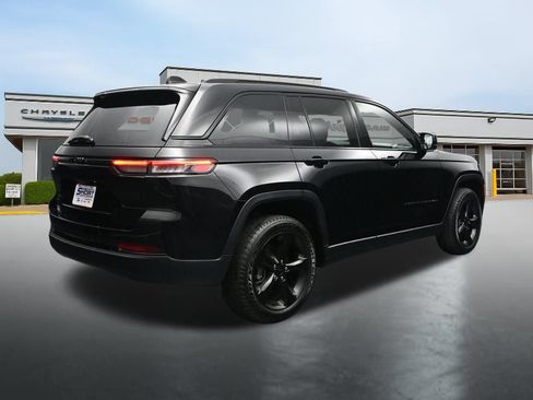 Used 2023 Jeep Grand Cherokee Altitude AWD/4WD image 5