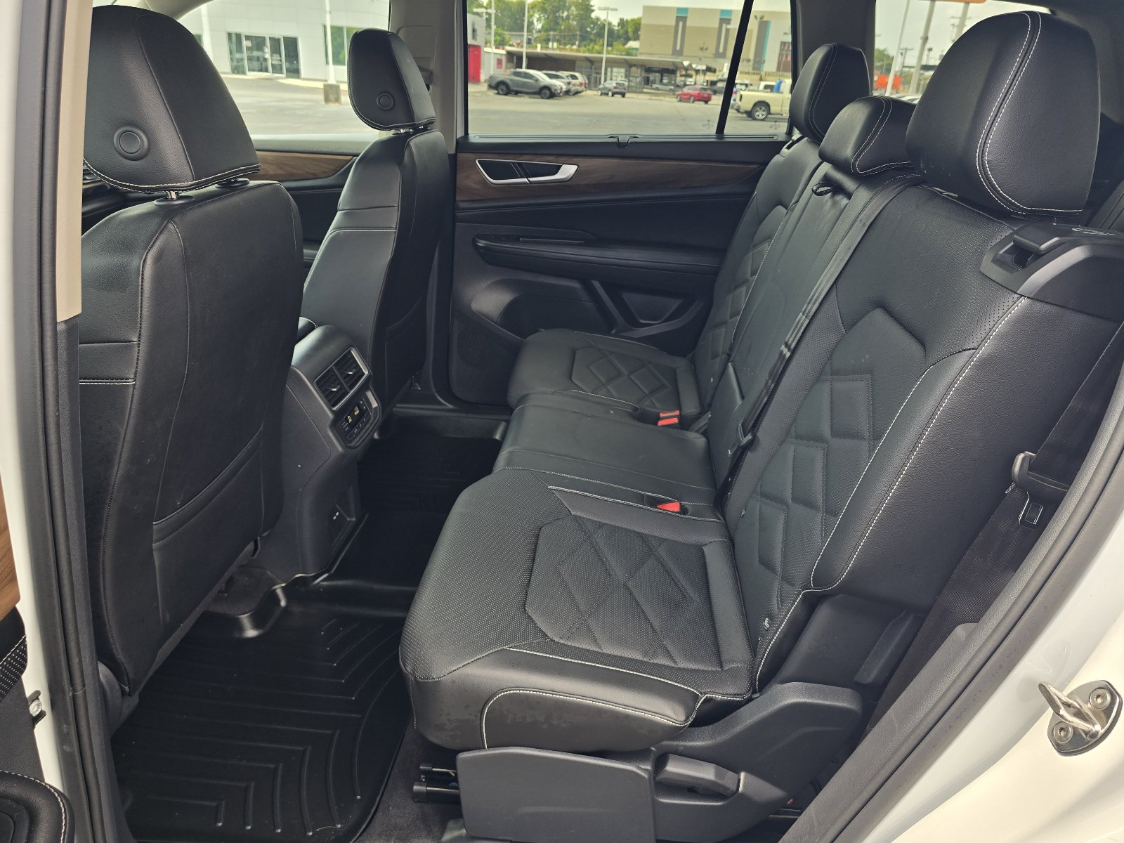 Used 2024 Volkswagen Atlas SE AWD/4WD image 12