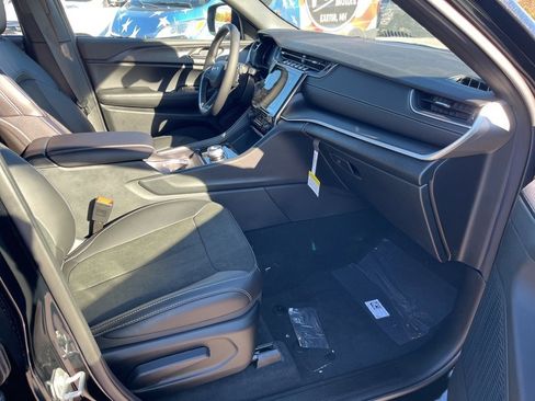 New 2025 Jeep Grand Cherokee Altitude image 11