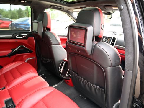 Used 2016 Porsche Cayenne Turbo S AWD/4WD image 52