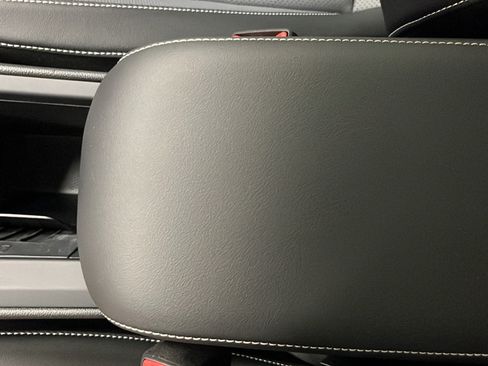 Used 2025 Volkswagen Tiguan SE w/ Panoramic Sunroof Package AWD/4WD image 19