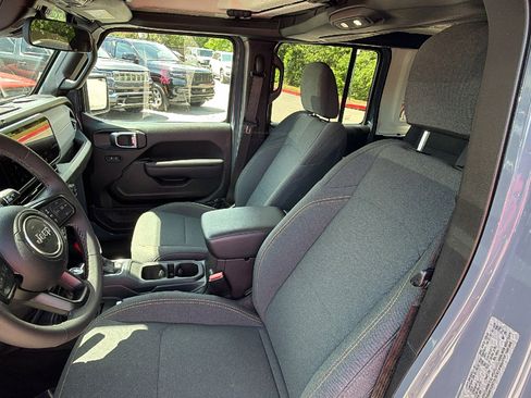Used 2025 Jeep Wrangler Willys AWD/4WD image 17