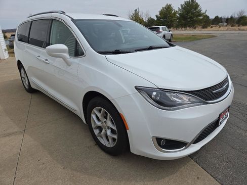 Used 2017 Chrysler Pacifica Touring-L Plus w/ Tire & Wheel Group FWD image 6