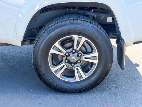 Used 2016 Toyota Tacoma TRD Sport AWD/4WD image 10