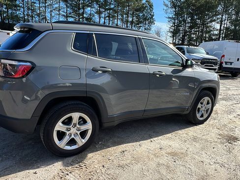 Used 2024 Jeep Compass Latitude image 8