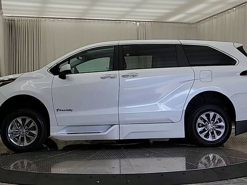 Used 2022 Toyota Sienna XLE image 8