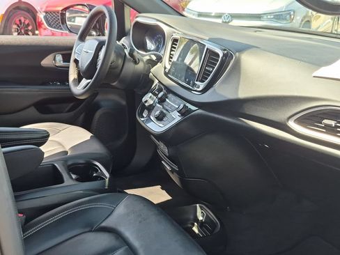 Used 2025 Chrysler Pacifica Select FWD image 31