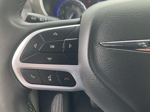 Used 2024 Chrysler Pacifica Touring-L FWD image 22