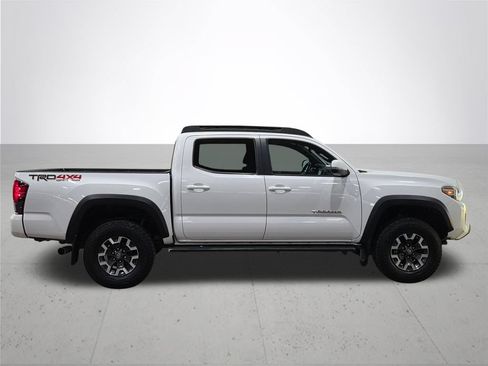 Used 2018 Toyota Tacoma TRD Off-Road w/ Technology Package AWD/4WD image 9
