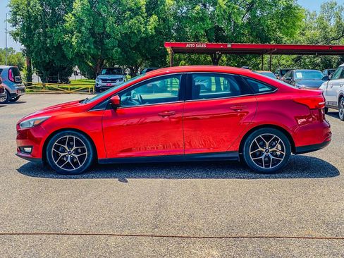 Used 2018 Ford Focus SE w/ SE Appearance Package image 4