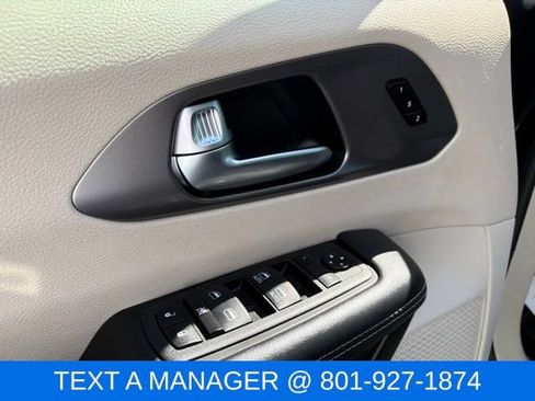 Used 2023 Chrysler Pacifica Touring-L FWD image 23