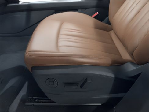 Used 2021 Audi e-tron Premium Plus w/ Premium Plus Package image 16