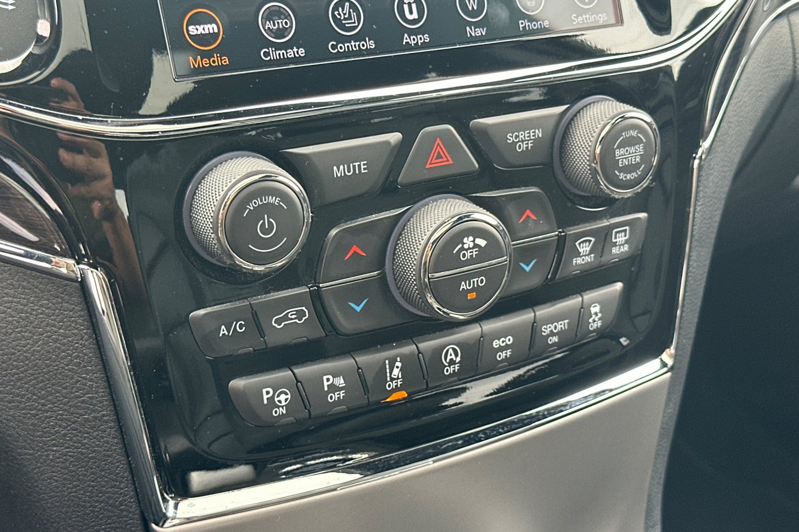 Used 2020 Jeep Grand Cherokee Overland AWD/4WD image 21