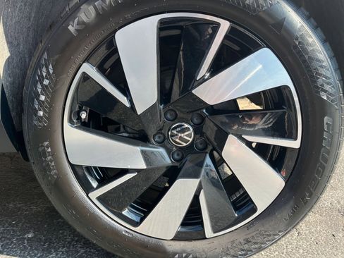 Used 2025 Volkswagen Atlas Cross Sport SE image 33