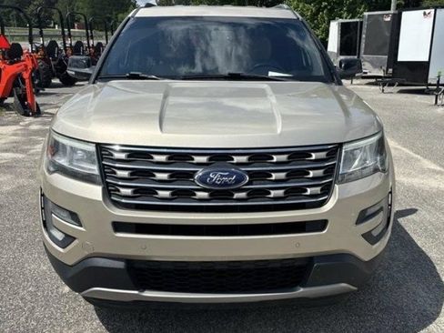 Used 2017 Ford Explorer XLT w/ Equipment Group 202A AWD/4WD image 16