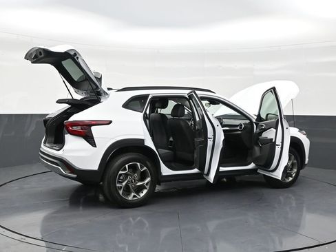 Used 2026 Chevrolet Trax LT image 30