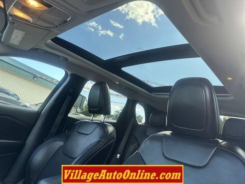 Used 2019 Jeep Cherokee Latitude Plus AWD/4WD image 13