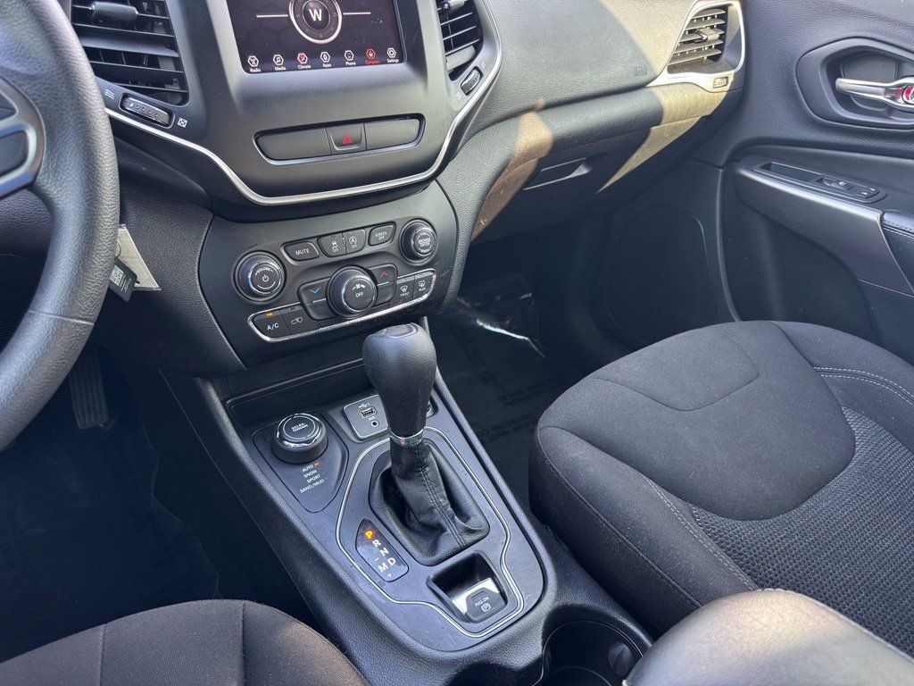 Used 2019 Jeep Cherokee Latitude w/ Popular Appearance Group AWD/4WD image 28
