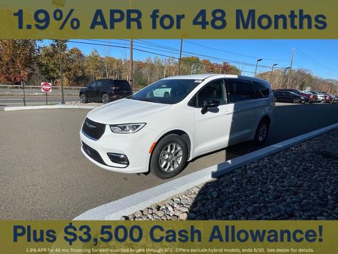 New 2026 Chrysler Pacifica Select FWD image 3