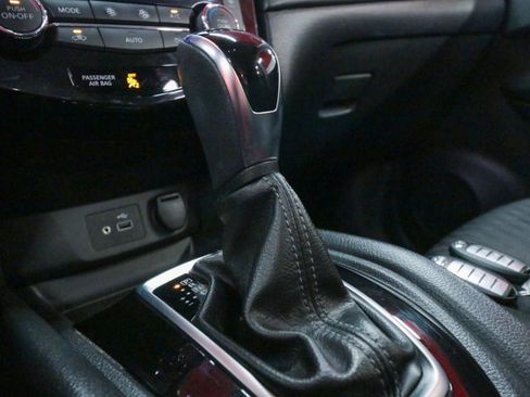 Used 2020 Nissan Rogue SV image 16