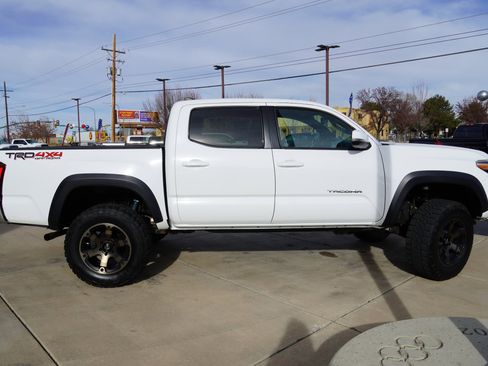 Used 2019 Toyota Tacoma TRD Off-Road image 9