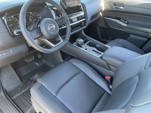 New 2025 Nissan Pathfinder SL image 8