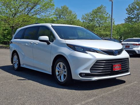 Used 2025 Toyota Sienna XLE w/ XLE Plus Package AWD/4WD image 4