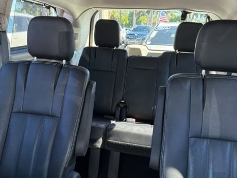 Used 2016 Chrysler Town & Country Touring-L image 3