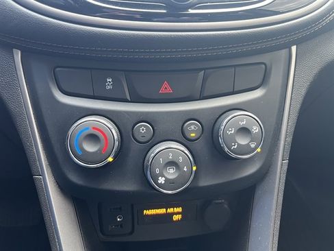 Used 2020 Chevrolet Trax LT w/ LT Convenience Package image 26